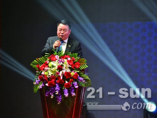 中国重汽执行董事、副总裁刘培民详细阐述了重汽是如何利用互联网技术开拓配件服务的智慧之路的。