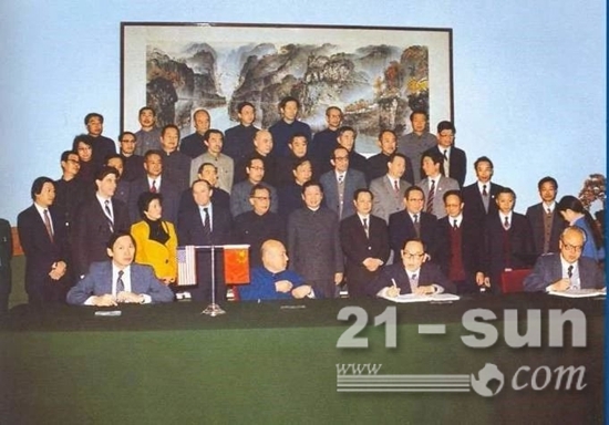 1986年11月15日，二汽与康明斯在人民大会堂签订B系列发动机许可证合同（一排左二）