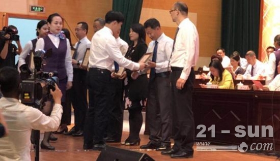 吴景毅先生获得第三批荣誉市民称号