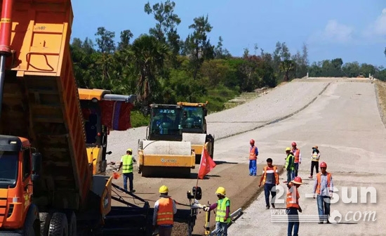 徐工摊铺机高端机型RP953携手徐工单钢轮压路机组团助力东帝汶高速公路建设