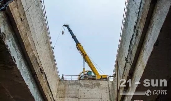 深圳地铁建设吊装施工