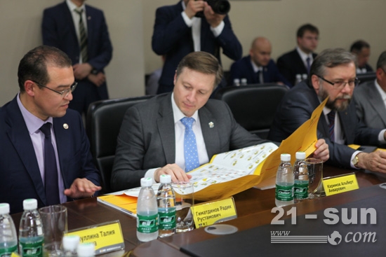 鞑靼斯坦共和国工业部部长和总统助理细心阅看厦工产品