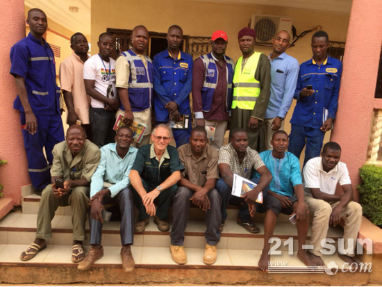 山推服务专家对科特迪瓦、尼日尔市场进行服务技术培训