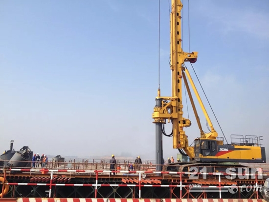 徐工XR460D旋挖钻机在芜湖大桥实施水上桩基础作业