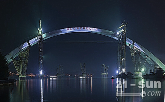 5月14日凌晨4时，柳州官塘大桥5885吨中拱段整体提升到位
