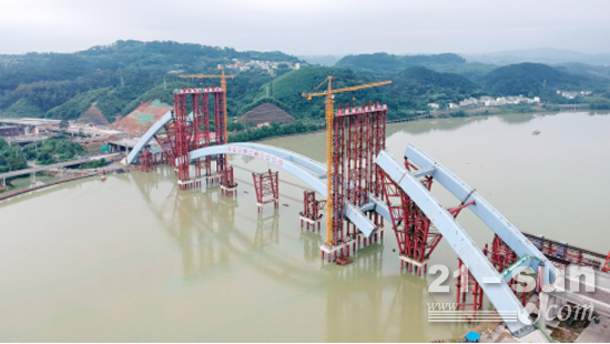 柳州官塘大桥中拱段整体提升中