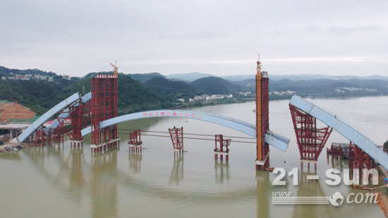 柳州官塘大桥中拱段提升完成后，将进入主梁吊装拼接阶段