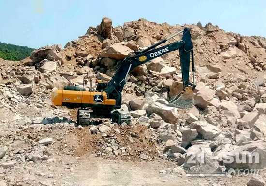 E360LC挖掘机在工地现场作业