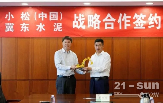 张全旺总经理代表小松(中国)向金隅冀东水泥赠送小松模型