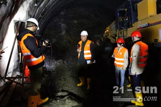 黑山共和国国家电视台对徐工XTR260在其南北高速公路Jabuka隧道施工做专题报道