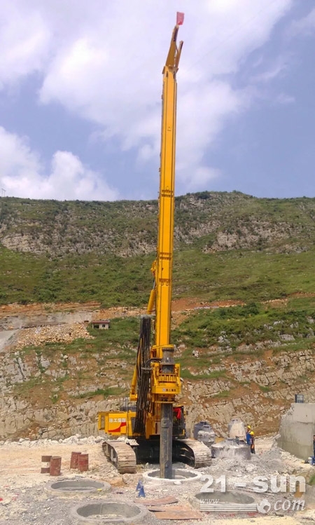 徐工XR460D旋挖钻机在灰岩地质层施工