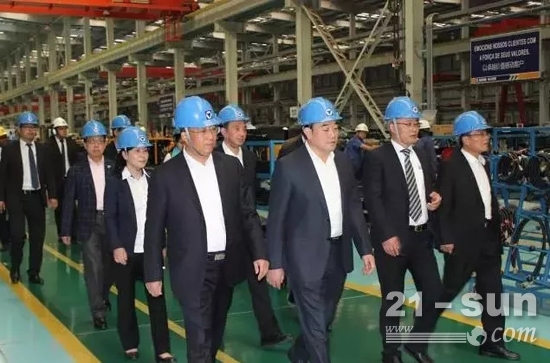 2017年8月，时任徐州市长周铁根视察徐工巴西生产现场
