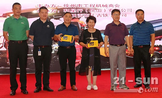 在活动现场徐州市工程机械商会4家会员购买了卡特彼勒路面机械