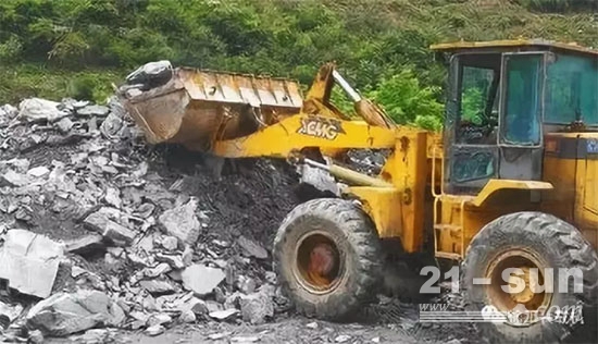 茂县山体滑坡徐工装载机清理受灾地区帮助灾后重建