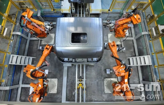 徐工重卡驾驶室智能焊接生产线正在进行焊接