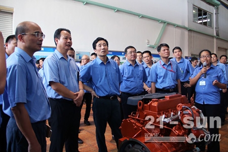 李国红向公司领导讲解发动机技术要点