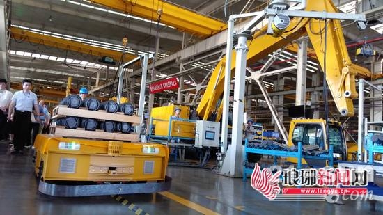 7月13日，在山东临工厂区，AGV正在运输零件。