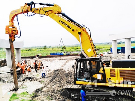 柳工CLG950E大型挖掘机在印度当地作业