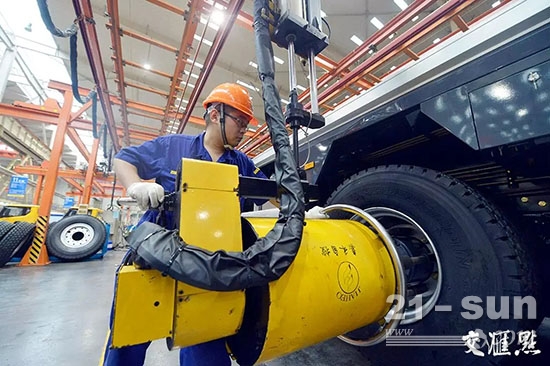 在江苏省徐州市徐工集团重型机械有限公司，工人在生产线上作业