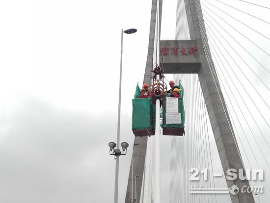 杨裕春与他的同事们在徐浦大桥斜拉索PVF带缠包项目中