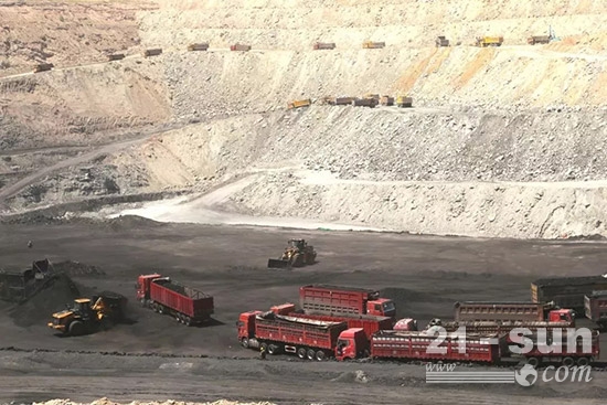 柳工的装载机在矿区主要承担煤炭的装车