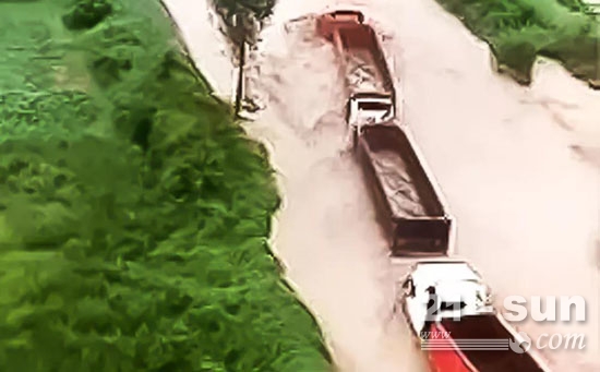 突如其来的洪水冲击卡车，司机师傅面临着危险