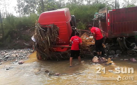受洪水影响，部分车辆进水无法启动。潍柴服务人员抓紧检测、维修车辆。
