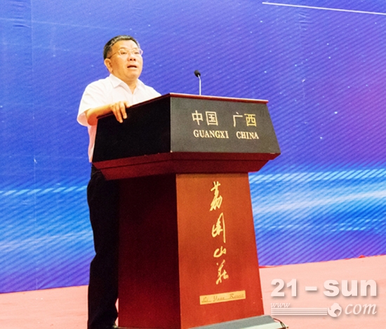 党委书记、董事长曾光安荣获“2016-2017年度广西十佳企业家”，并应邀出席大会，发表主旨演讲