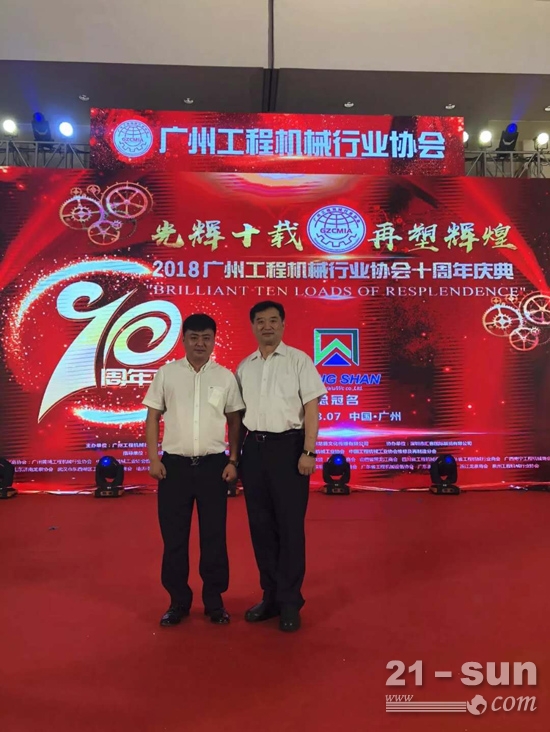 中国工程机械工业协会常务副会长兼秘书长苏子孟（右）与王金铂合影