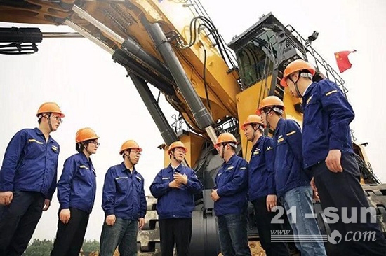 “神州第一挖”700吨液压挖掘机团队