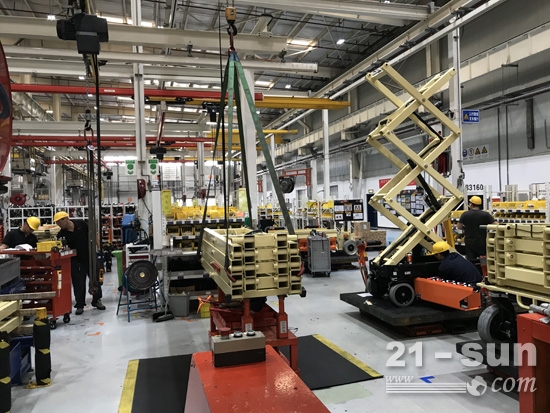 捷尔杰天津工厂生产车间内，各个生产环节的工作人员忙碌却有条不紊地在生产线上生产