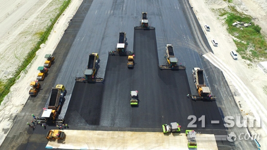 马尔代夫机场改扩建项目沥青摊铺施工