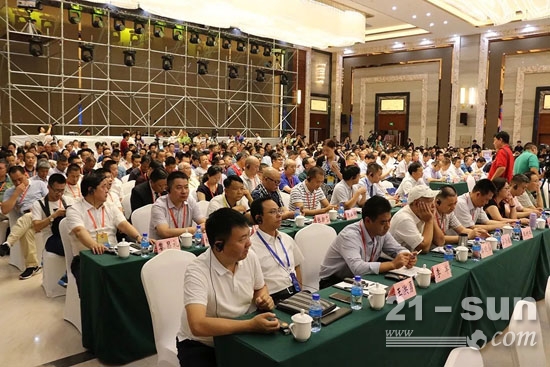 第四届贵州（安顺）国际石材博览会暨第四届全国石雕石刻设计大赛开幕式现场