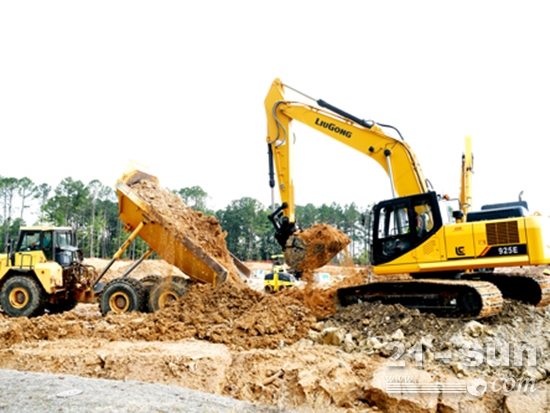 CLG925E挖掘机在海外进行开挖管道沟渠作业