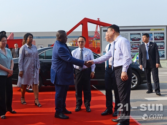 塞拉利昂总统朱利叶斯·马达·比奥莅临泰富重装集团参观访问