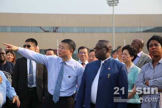 泰富重装集团董事长张勇陪同总统阁下一行参观了泰富九华工业园