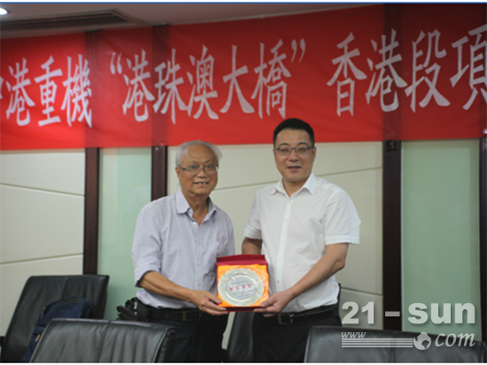 香港客户何显华向中联重科副总裁熊焰明授予“举重若轻”奖牌