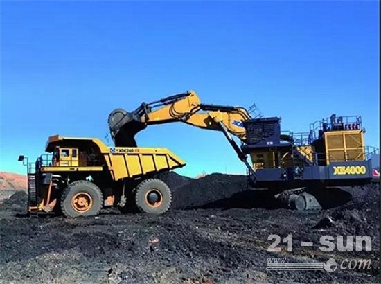 徐工700吨液压挖掘机是中国自主研制的最大吨位液压挖掘机