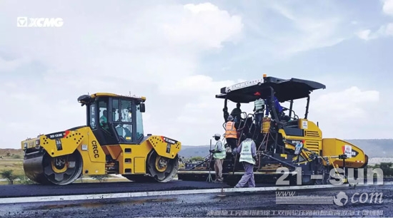 油面施工完美搭档——徐工双钢轮压路机、沥青摊铺机助力肯尼亚最大标段建设