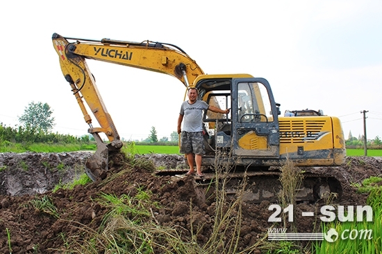 张老板和他的玉柴YC135-8挖掘机