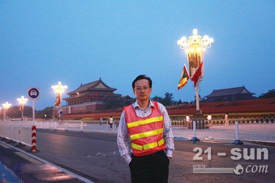 2009年国庆60周年前夕，施伟斌董事长亲率英达团队养护东长安街