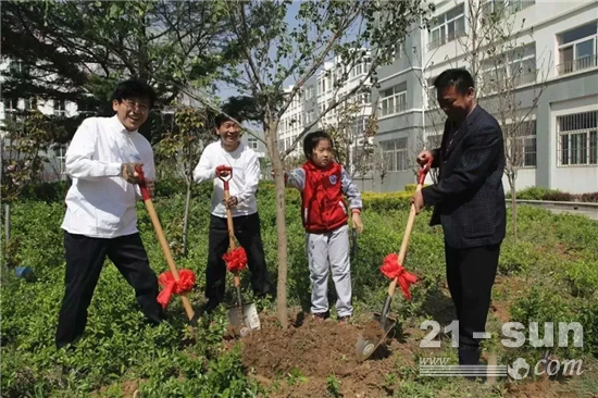 早在2003年，斗山就通过中国青少年发展基金会希望工程项目，与八角中心小学合作开启公益长跑之路