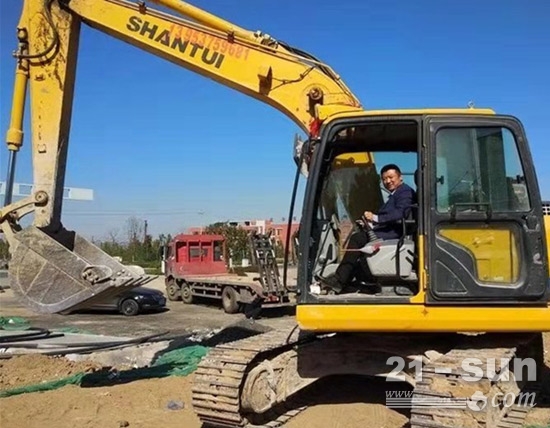 苗怀建和他的SHANTUI SE135挖掘机