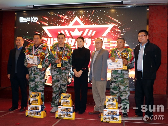 郭平（左二）、马继昌（左三）、方艳祥（右二）分别荣获平地机、推土机、装载机组冠军