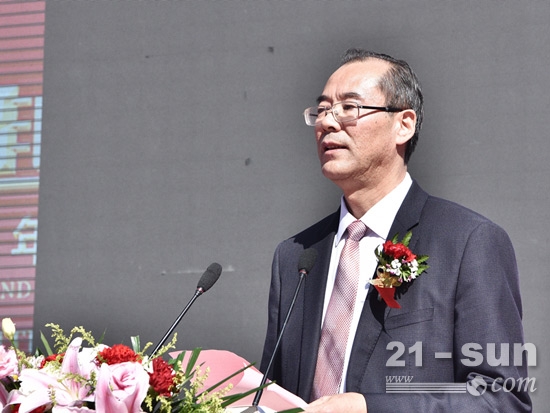 集团公司党委书记、董事长张德进代表公司发表致辞