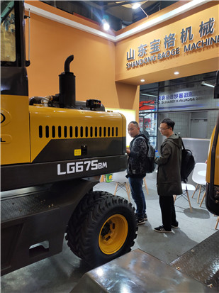 用户参观了解LG675BM轮式挖掘机