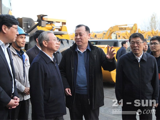 山东临工董事长王志中陪同参观临工工业园生产现场