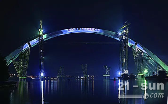 5月14日凌晨4时，柳州官塘大桥5885吨中拱段整体提升到位