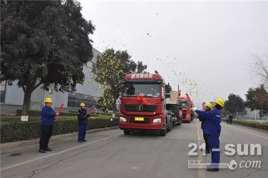 bob官方下载链接中联重科签订百台挖掘机订单 首批交付产品发往加纳(图2)