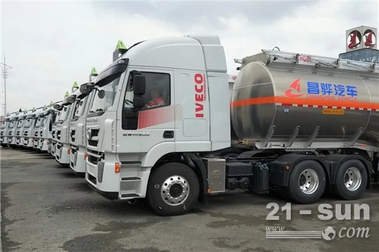 红岩危化品运输车